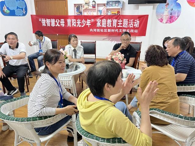 5月7日晚,祁门县心理咨询协会汪金莲等3位家庭教育指导师如期来到内河